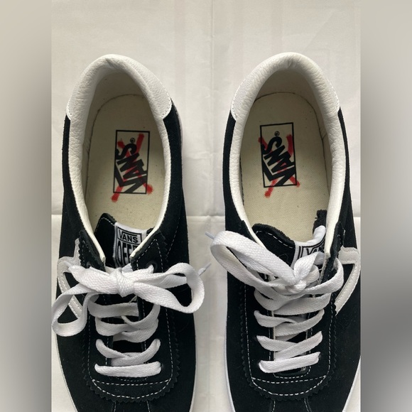 Vans of the Wall Unisex Sneakers - Picture 2 of 9